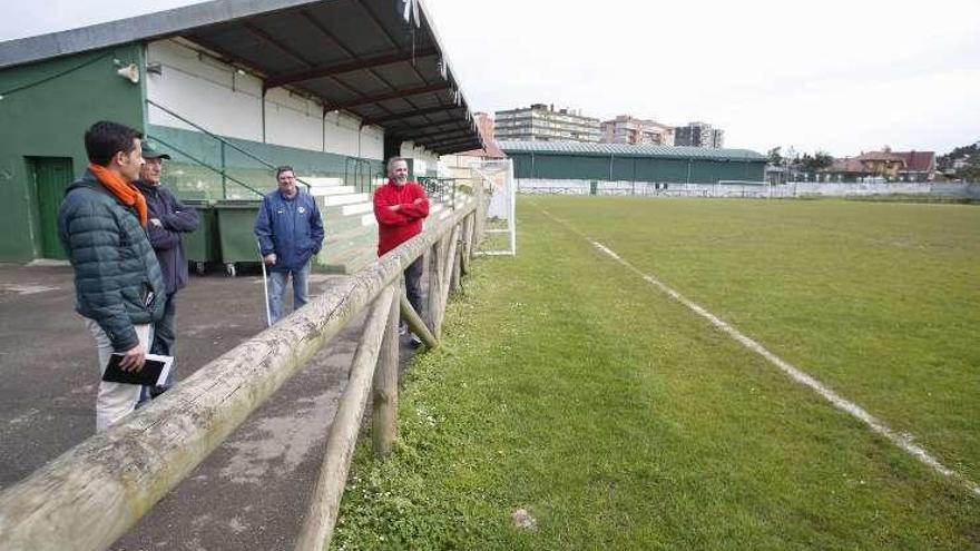 Participantes en la visita, junto al campo de fútbol de Ferrota.