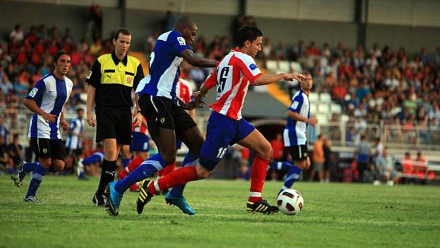 Thomert persigue a un jugador del Santa Pola durante el partido de ayer.