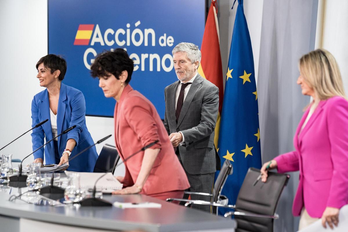 La ministra de Vivienda y Agenda Urbana, Isabel Rodríguez, el ministro del Interior, Fernando Grande-Marlaska, la ministra portavoz, Elma Saiz, y la ministra de Educación, Milagros Tolón, durante la rueda de prensa posterior al Consejo de Ministros, este martes.