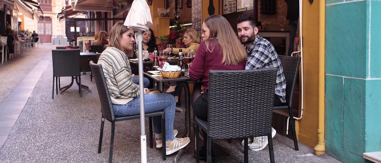 Un grupo de personas almuerza en un restaurante de la isla.