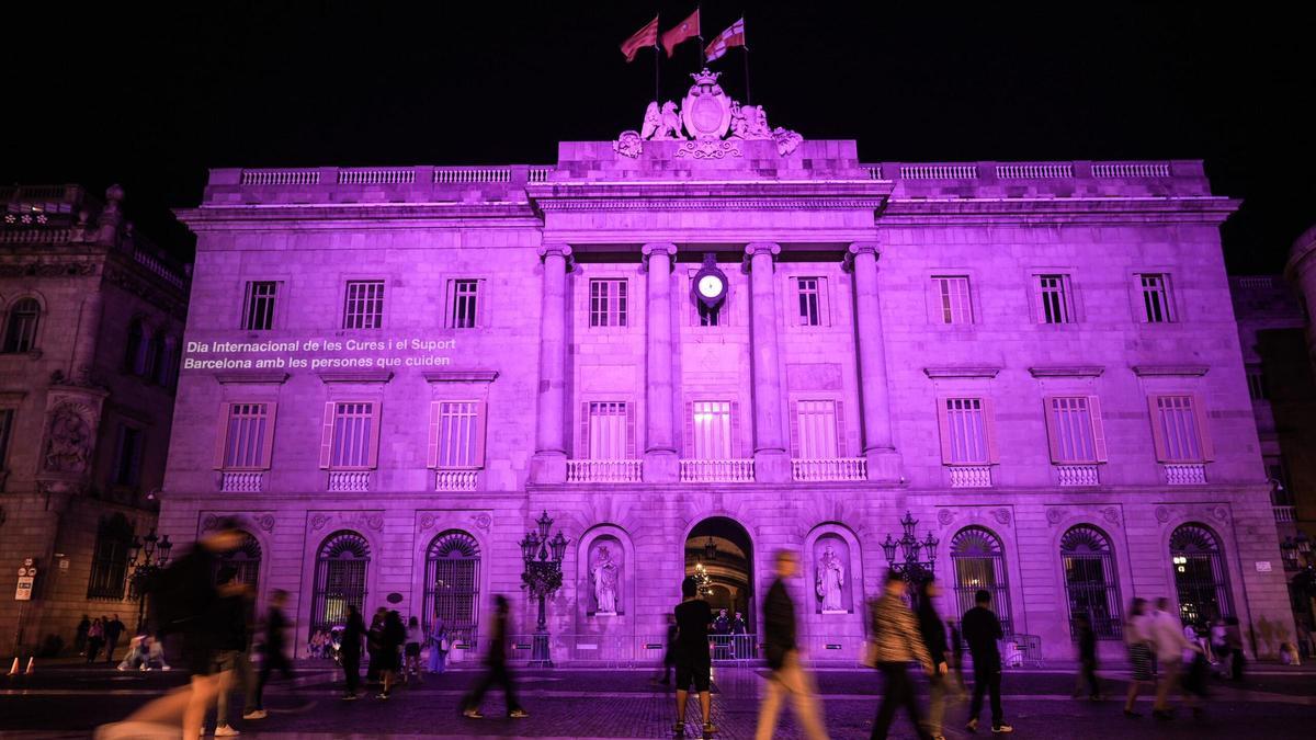 El Ayuntamiento de Barcelona ilumina su fachada en motivo del día internacional de los cuidados.