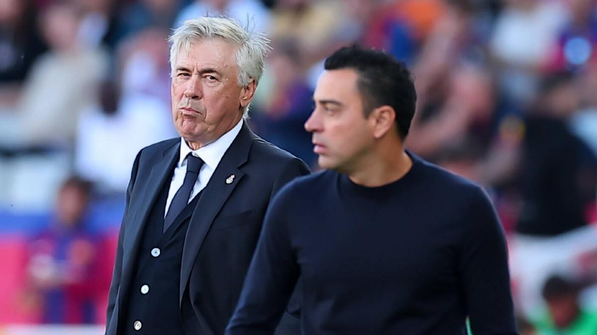 Xavi, al lado de Ancelotti, en un clásico reciente