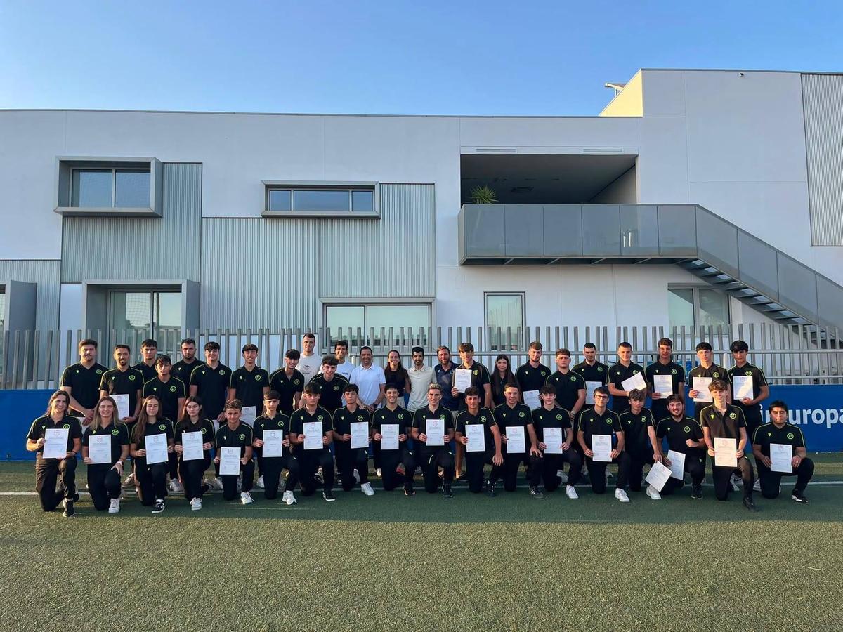 Los nuevos árbitros de fútbol posan contentos con su diploma tras superar su formación arbitral