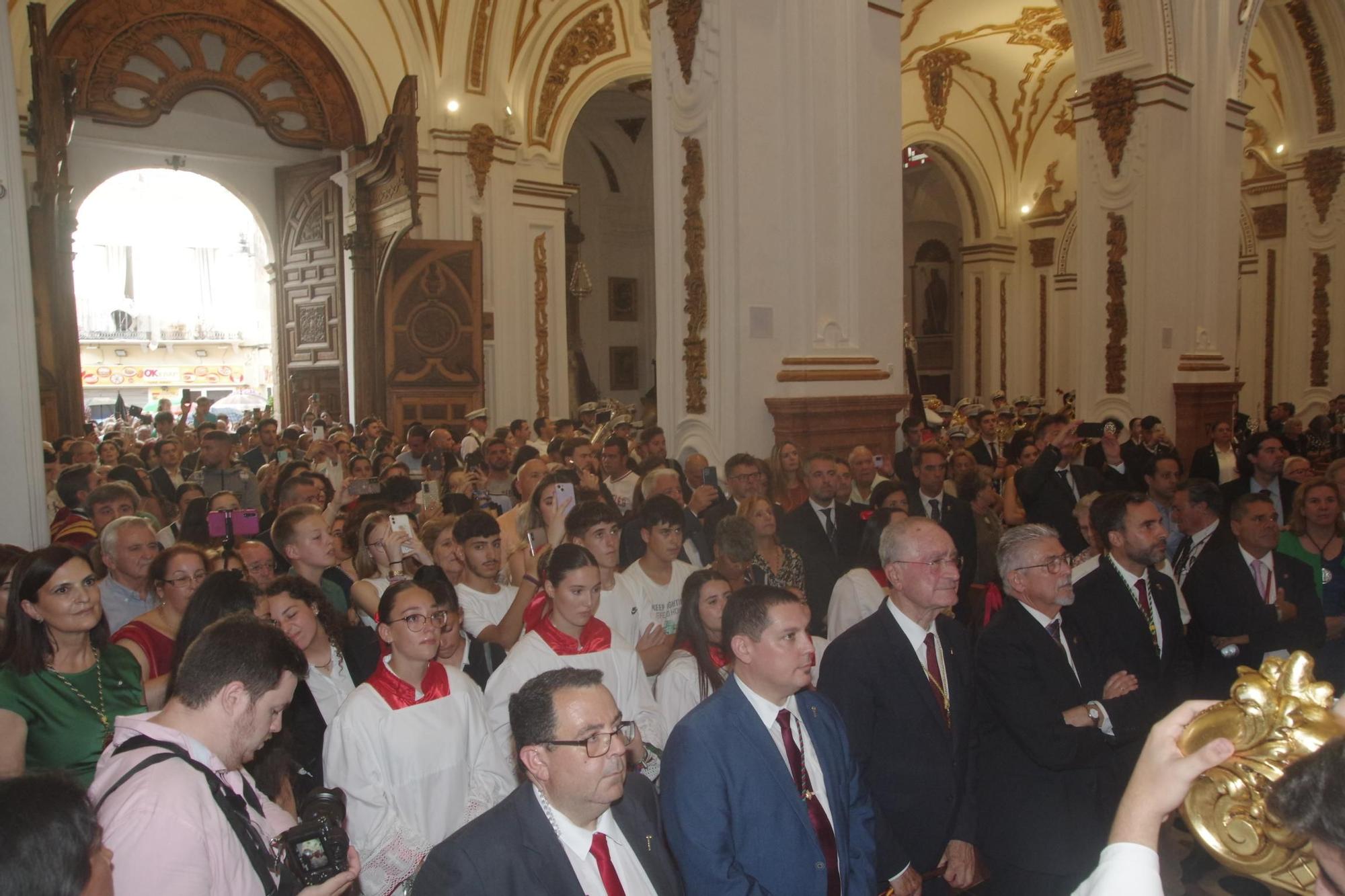 Procesión de los patronos de Málaga en el interior de la iglesia