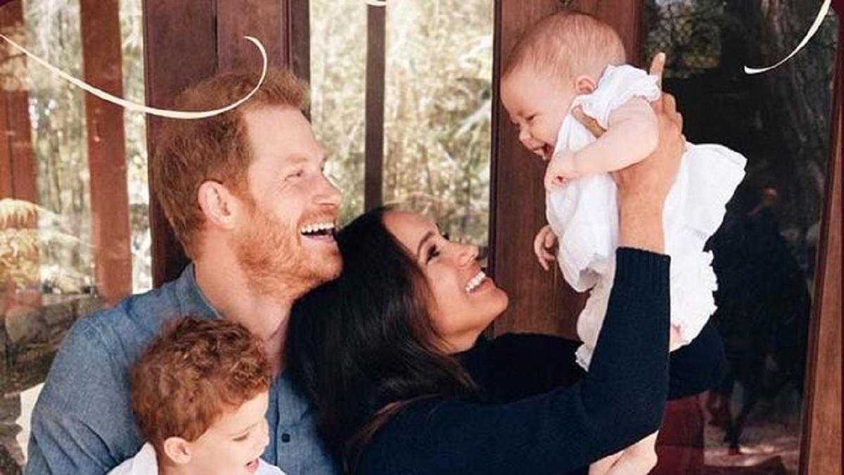 El príncipe Harry y Meghan Markle presentan en público a su hija Lili en la felicitación navideña