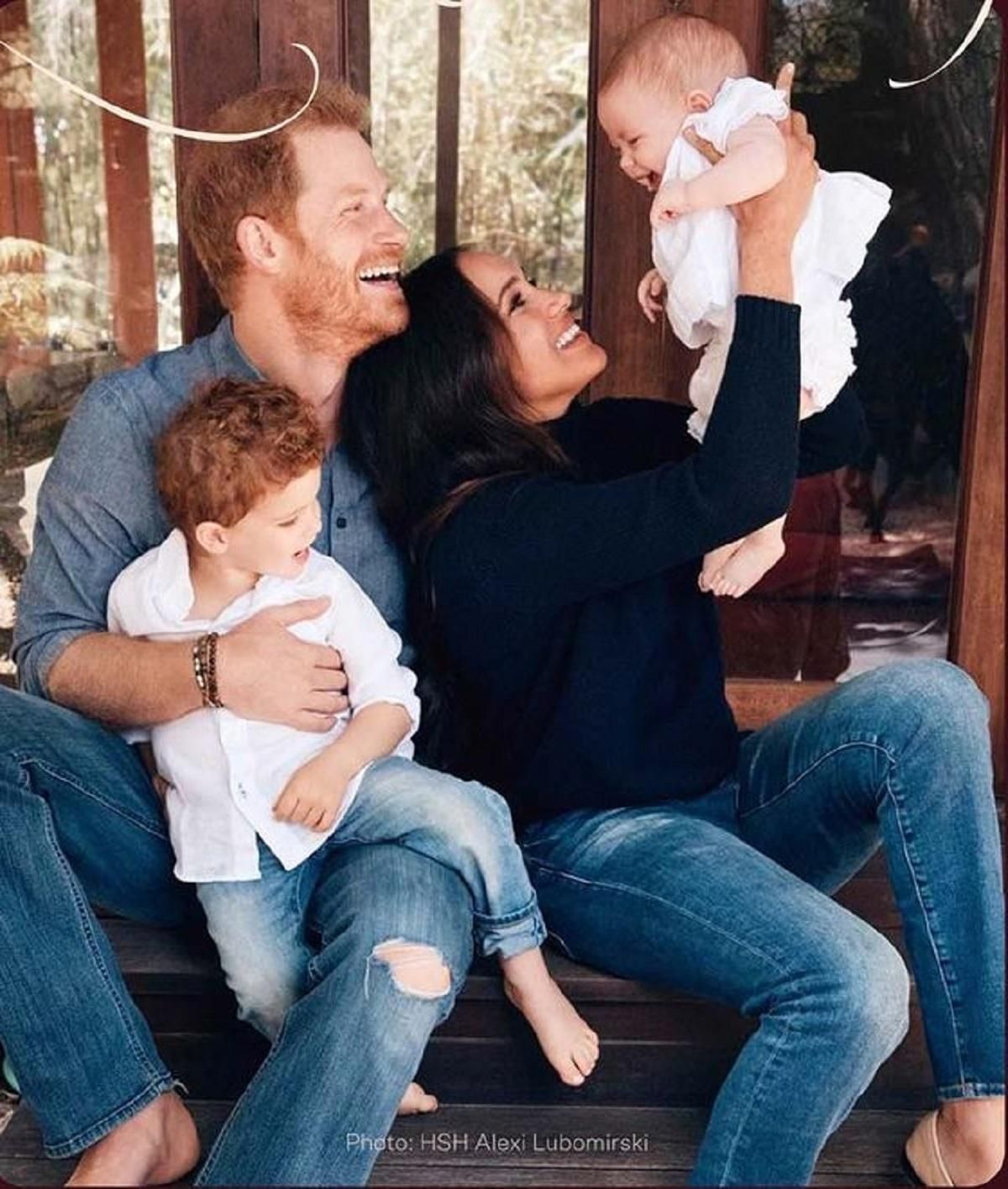 El príncipe Harry y Meghan Markle presentan en público a su hija Lili en la felicitación navideña