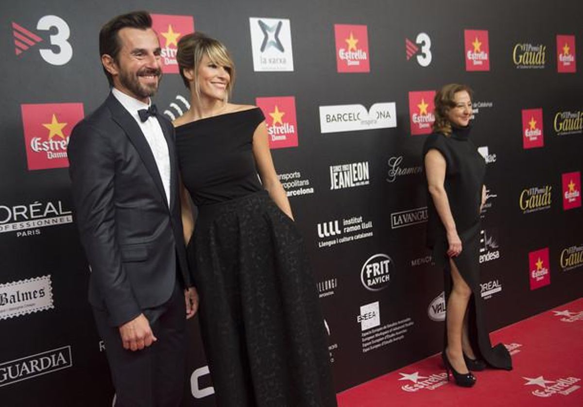 Santi Millán, impecable de Bikkembergs, i la seva parella, Rosa Olucha, amb un model ’total black’. Al fons, molt elegant, l’actriu Carmen Machi, d’Amaya Arzuaga.