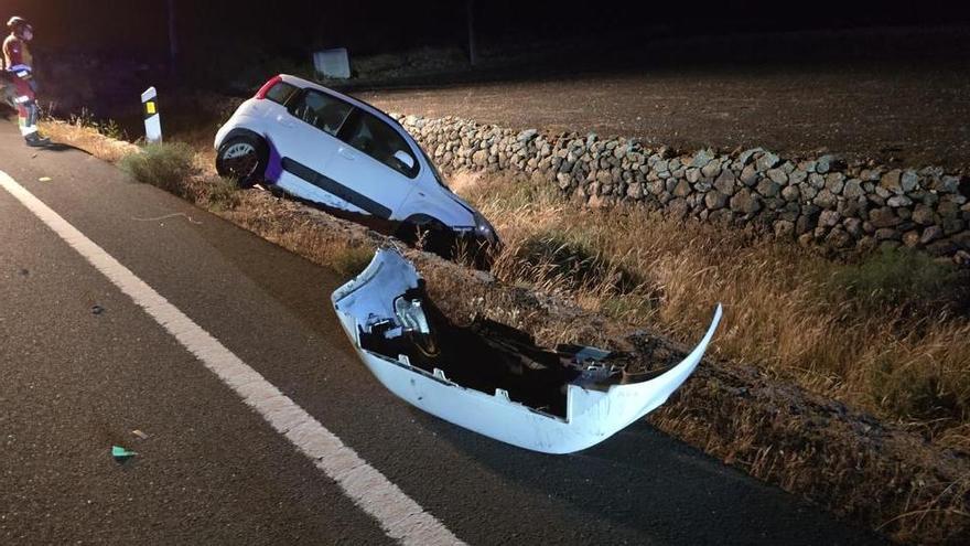 Dos vehículos colisionan en un accidente en Lanzarote y uno de ellos se sale de la carretera