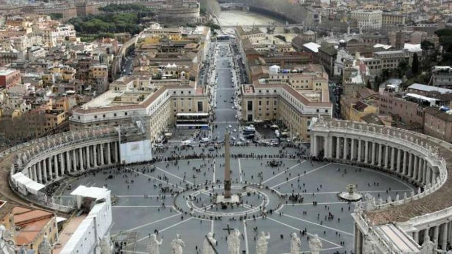 Vista áerea de la Plaza de San Pedro, desde la cúpula de la basílica.  // Reuters