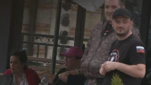 Agitadores serbios con símbolos de Wagner, en el área fronteriza kosovar de Jarinje, en mayo pasado.