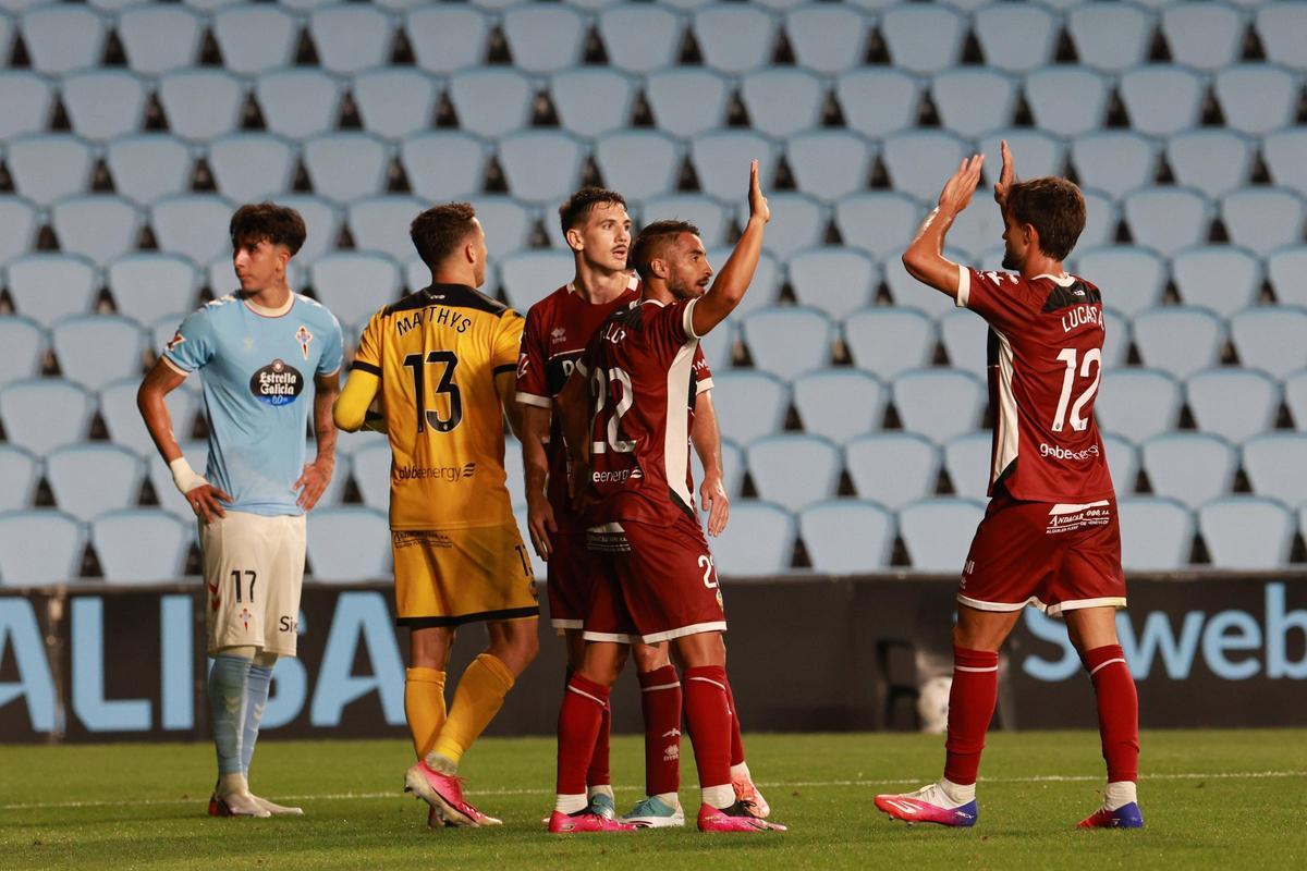 Mellot y Lucas Alcázar celebran la victoria en presencia de Matthys y Sienra.