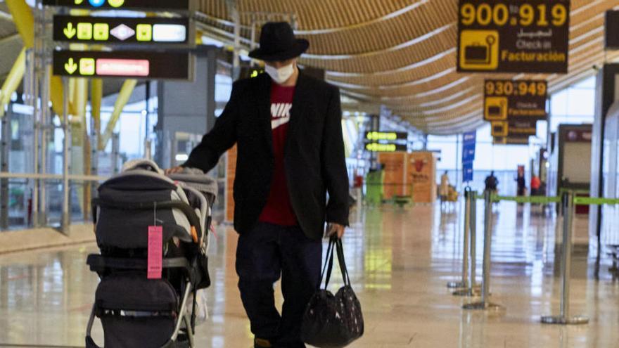 Un hombre camina por la terminal T4 del Aeropuerto Adolfo Suárez Madrid-Barajas.