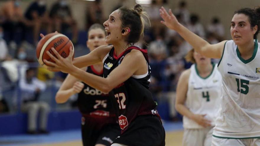 Conchi Satorre, del Dobuss Córdoba Basket, en un partido en el pabellón de Cervantes.