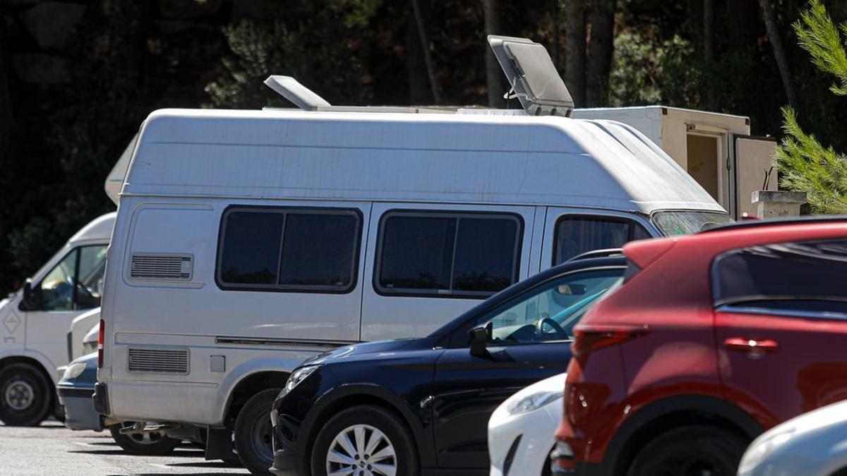 Decenas de caravanas se publicitan como alquileres turísticos en espacios naturales de Ibiza.