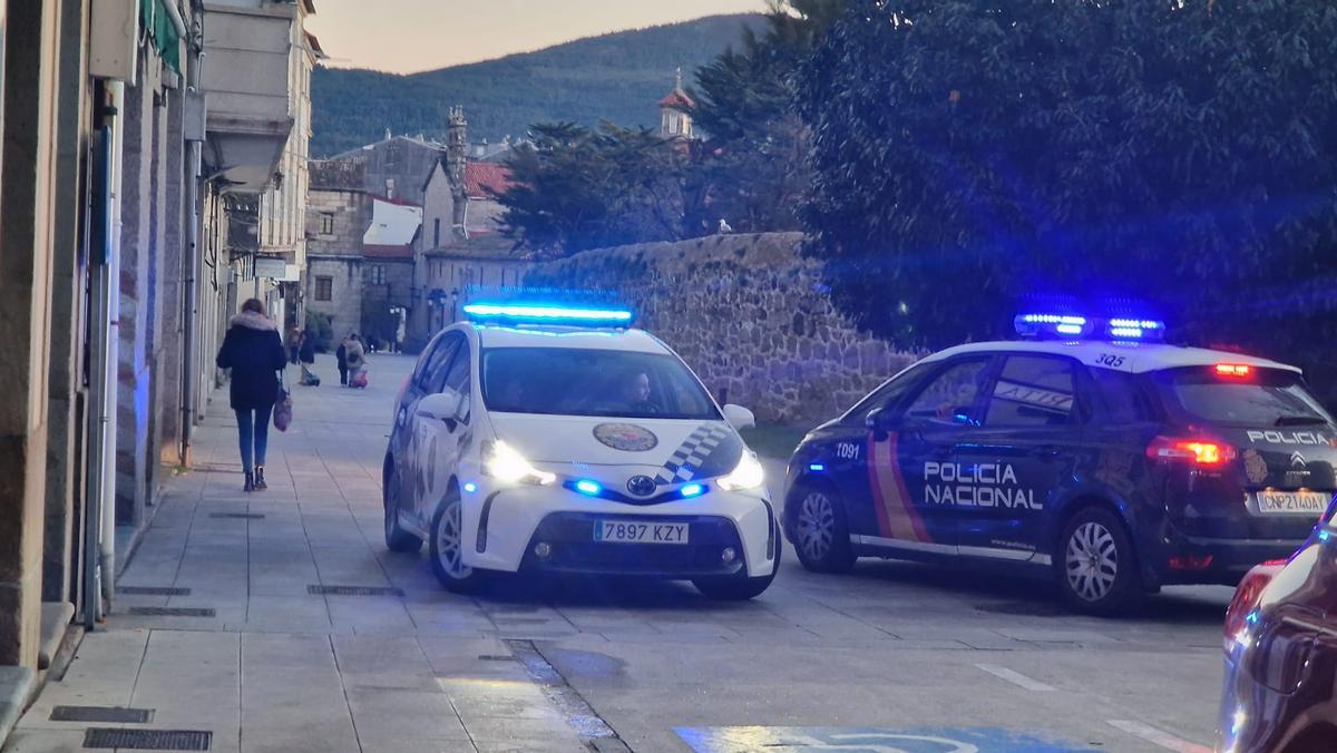 Coches de la Policía Local y Nacional de Vilagarcía