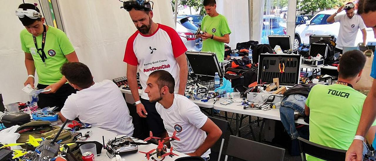 Participantes en la última edición del festival de drones de Bueu en la zona de “boxes”. |   // SANTOS ÁLVAREZ