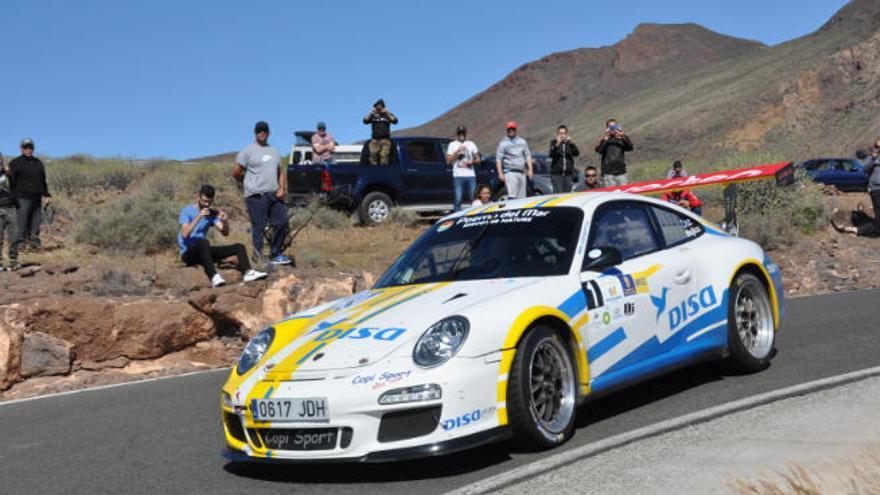 El tinerfeño Enrique Cruz y el grancanario Yeray Cruz, con su Porsche 911, durante un tramo del Rally de Maspalomas.