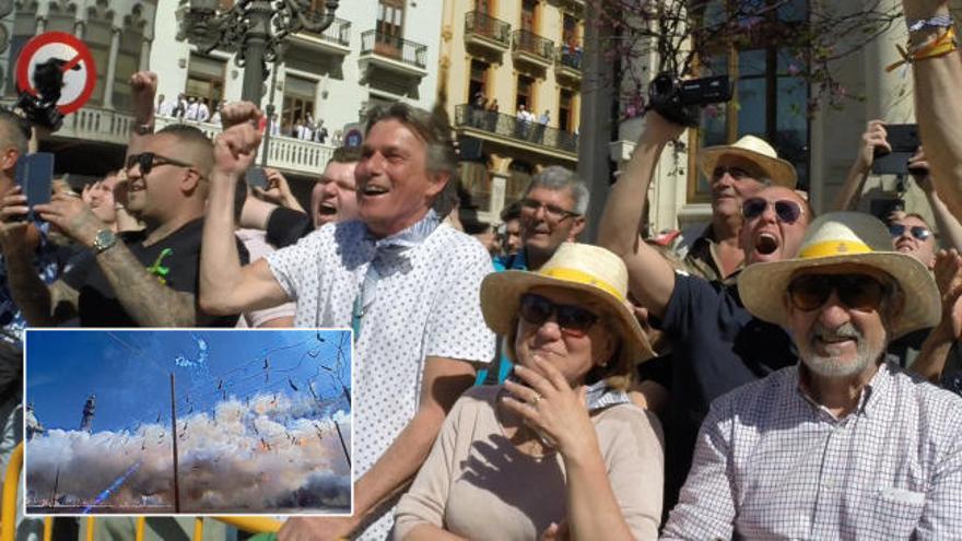 Así reacciona durante la mascletà el público de primera fila