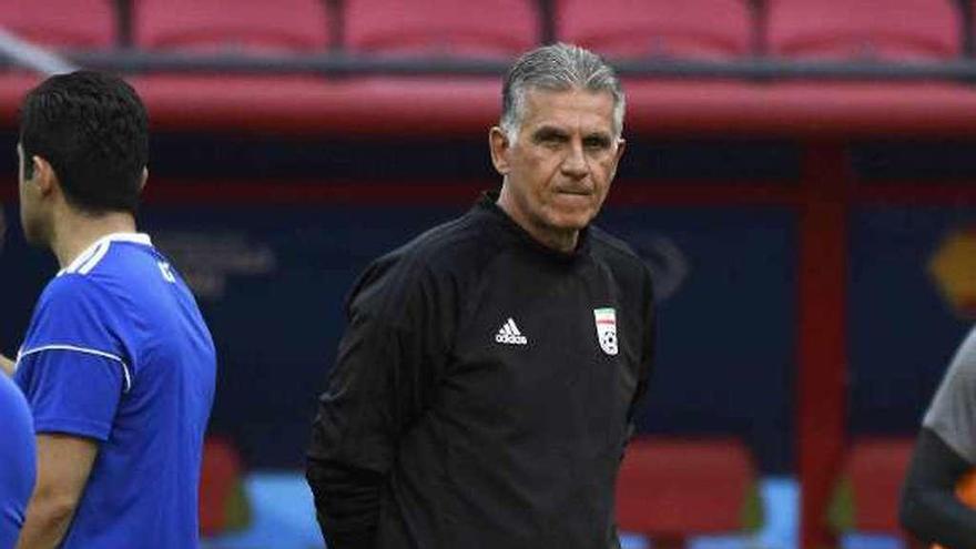 El entrenador Carlos Queiroz dirigiendo un entrenamiento de Irán.