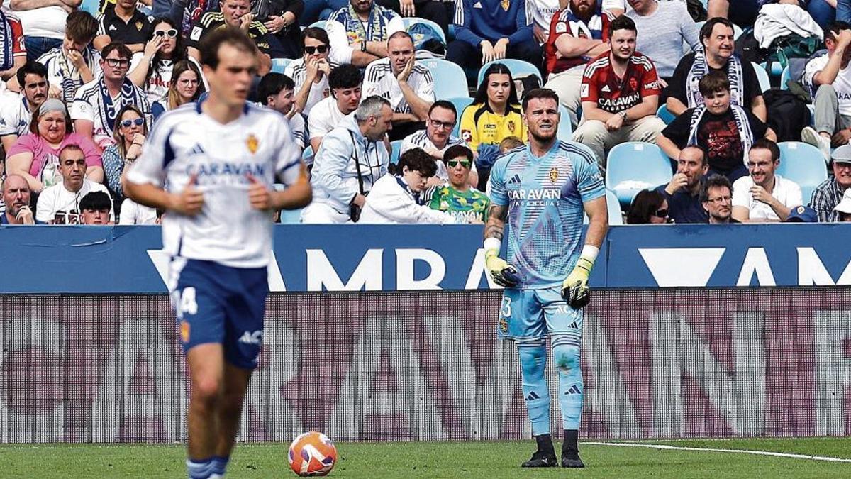 Poussin se dispone a sacar de puerta en el partido ante el Eibar.