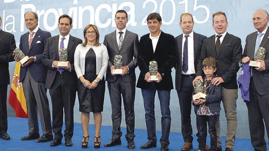 Los premiados del pasado año con la presidenta de la Diputación, Mayte Martín Pozo.