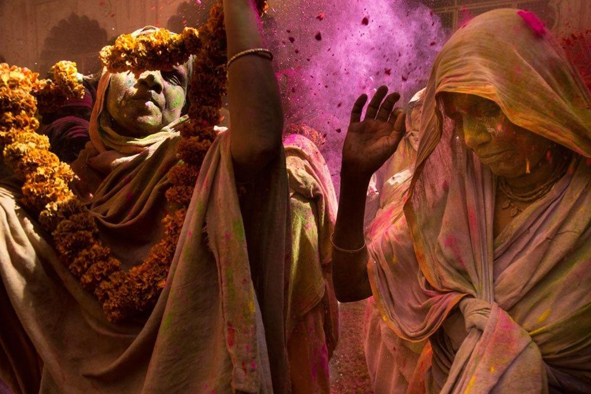 Mujeres participando en la ceremonia de Holi, el festival del amor y los colores, en el Templo Gopinath. 