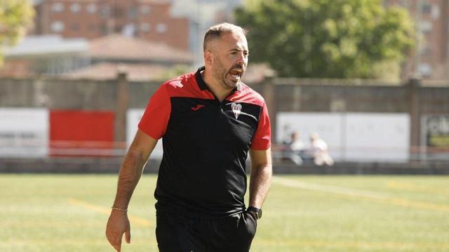 Lucho Valera dirigiendo un partido de L’Entregu.