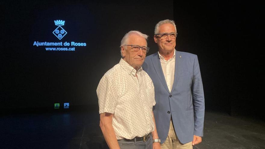 L’expresident de la Penya Blaugrana de Roses, Ramon Pararols, i l’alcalde de Roses, Josep Maria Martínez, a l’acte d’entrega.