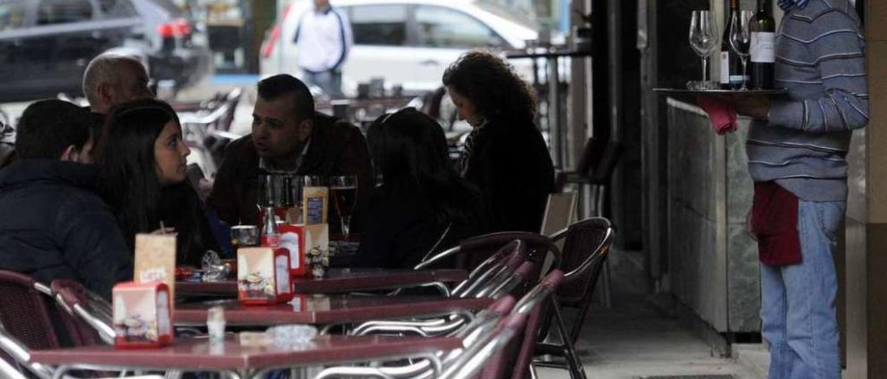 Un camarero en la céntrica calle de A Baldosa, en Vilagarcía. // Noé Parga