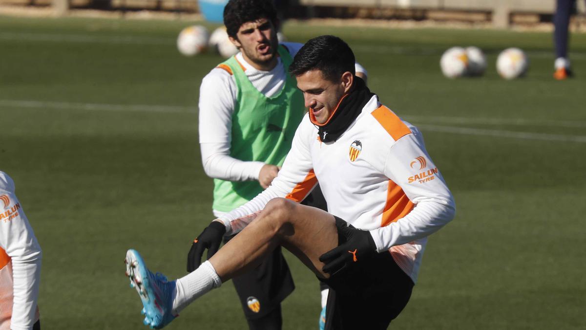 Maxi Gómez entrenando en Paterna