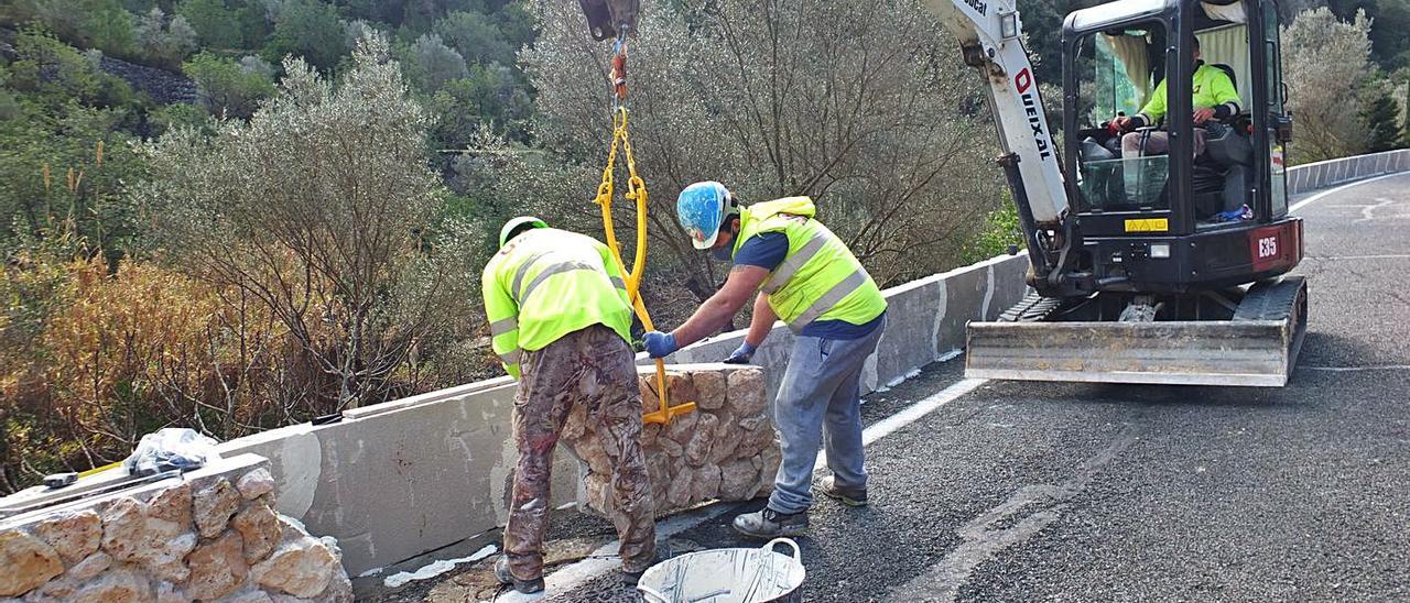 Operarios del Consell colocan uno de los bloques prefabricados, ayer en Sóller.