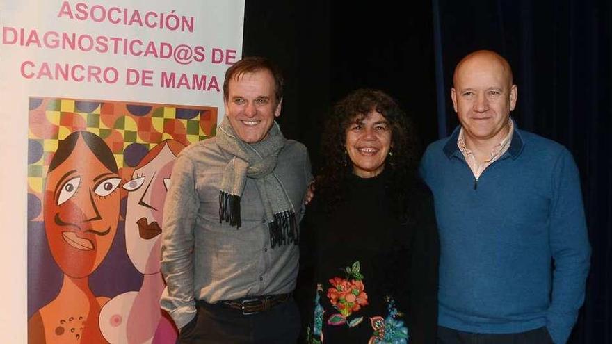 Jorge Cameselle (dcha.) y parte del equipo investigador, ayer en el Teatro Principal de Pontevedra. // R.V.