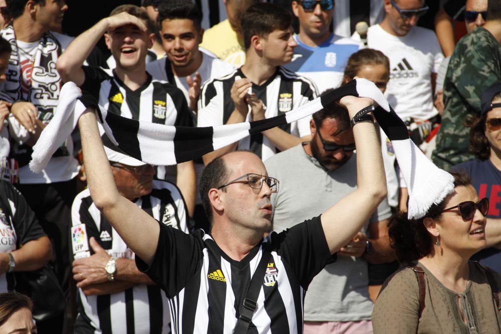 Multitudinaria llegada del FC Cartagena