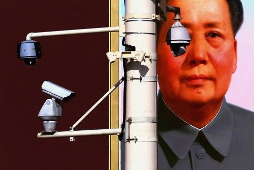 Las cámaras de seguridad están conectados a un poste delante del retrato gigante del ex dirigente chino Mao Zedong en la plaza de Tiananmen, cerca del Gran Palacio del Pueblo, 11 de noviembre de 2012.