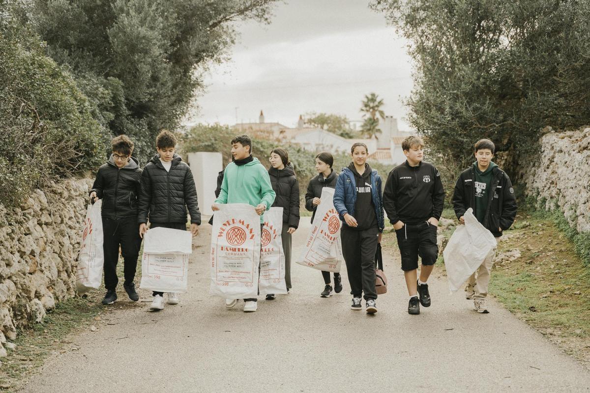 Algunos de los alumnos de ESO que retiran residuos del entorno natural