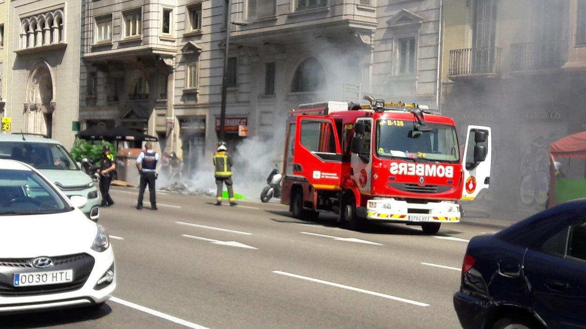 Los Bomberos trabajando en la extinción del fuego.