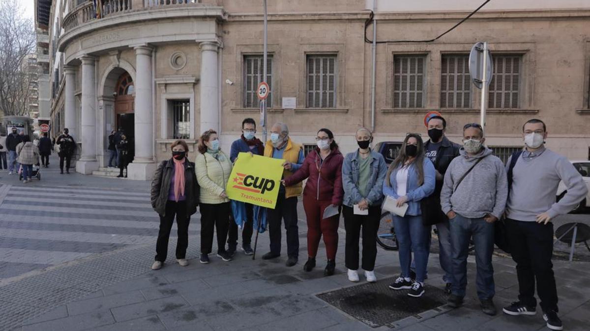 Los activistas antidesahucios se han concentrado frente a los juzgados de Palma.