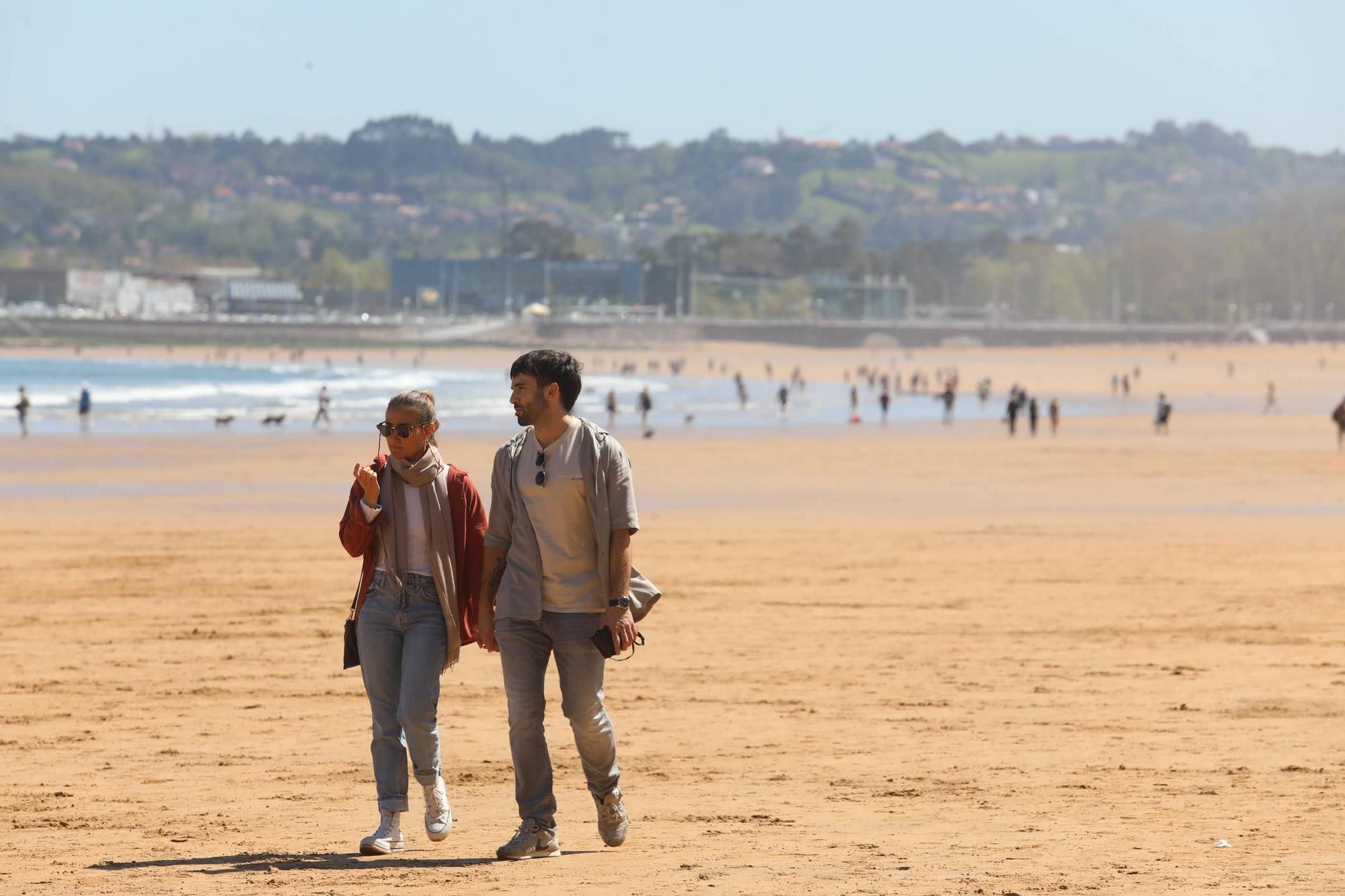 La primavera adquiere tintes veraniegos en Asturias: así fue la jornada de calor en Gijón