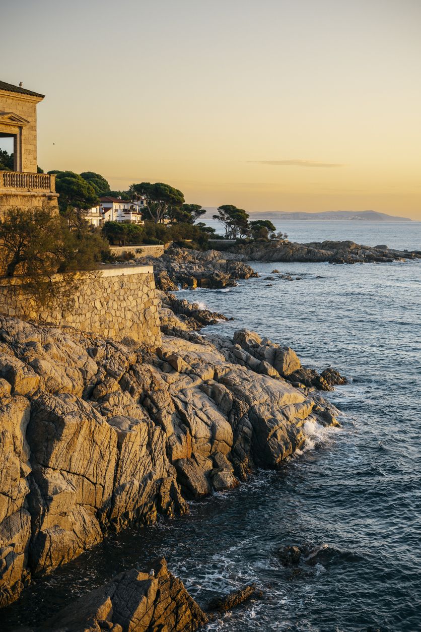 Puesta de sol en el Camí de Ronda a lo largo de la Costa Brava, Cataluña.