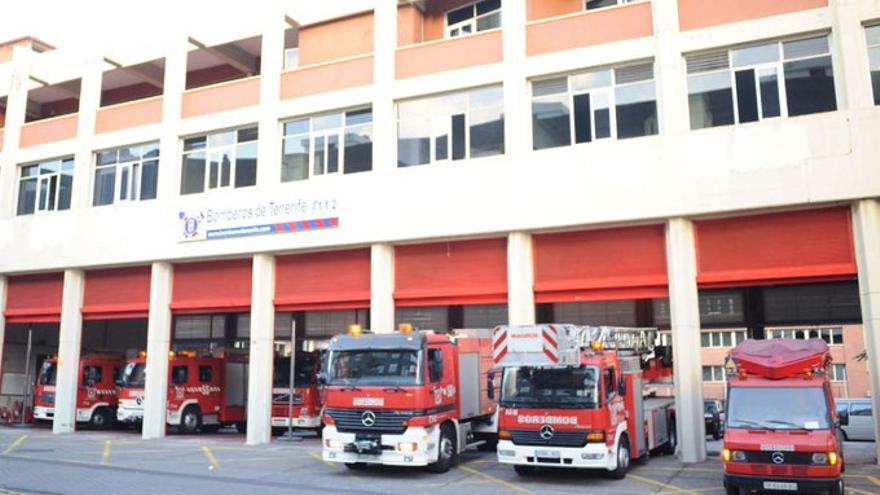 Varios vehículos de bomberos en la sede del cuerpo de seguridad.