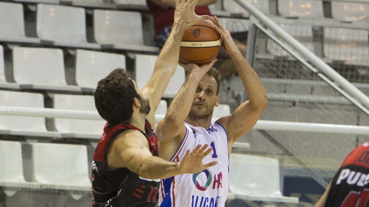 Pedro Llompart lanza a canasta.