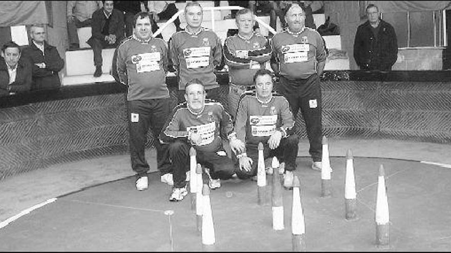 La Peña Tino El Panaderu, campeona de Tercera. De pie, y de izquierda a derecha: Eugenio, Manolín, Prado y Quique; agachados, Angelín y Chuso.