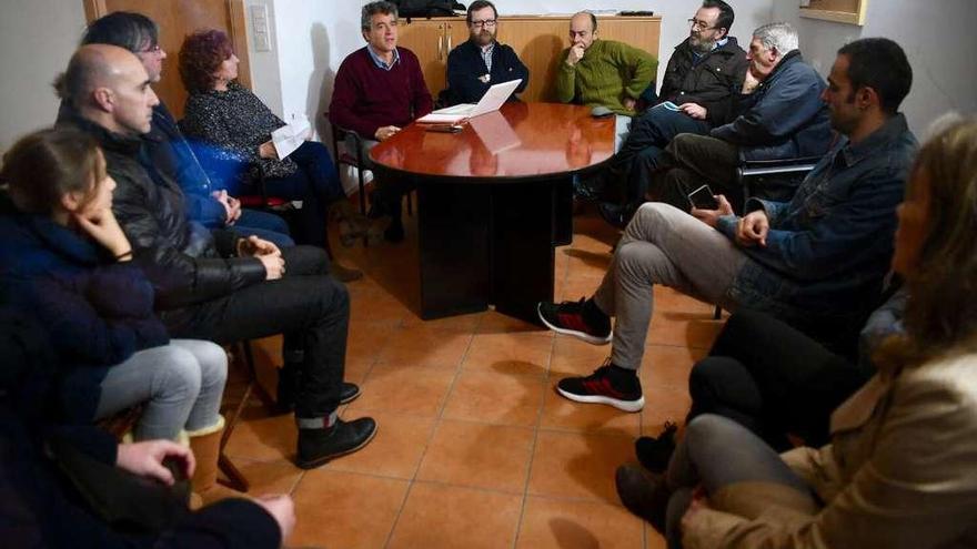 Uno de los momentos de la reunión vecinal celebrada ayer.