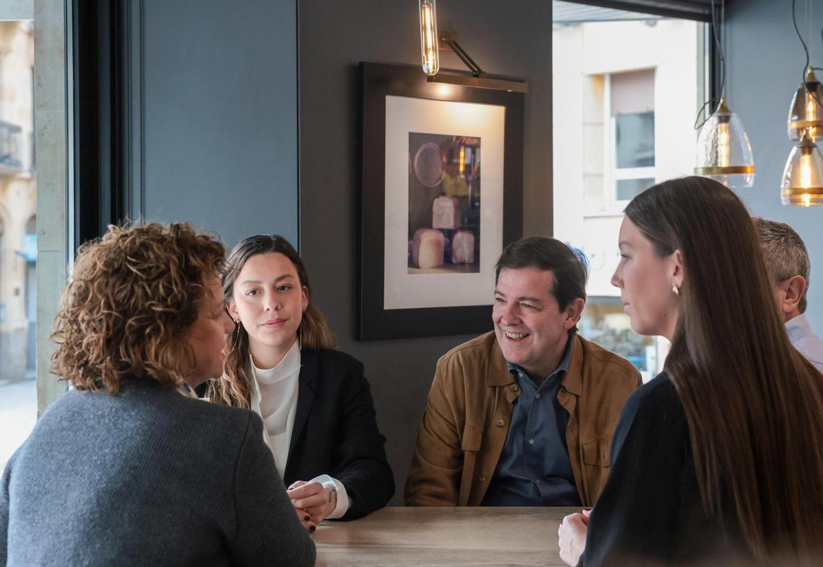 Alfonso Fernández Mañueco desayuna con su familia en una cafetería de Salamanca.