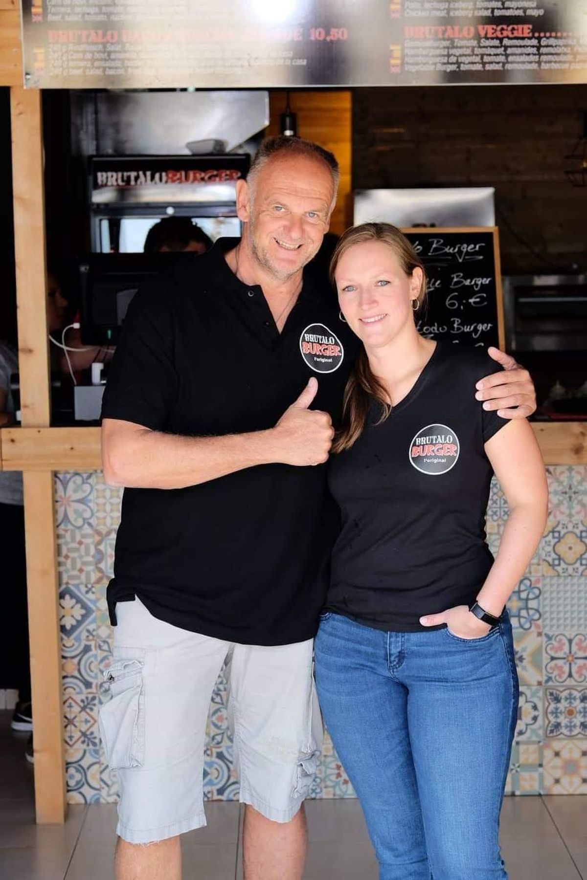 Juliette und Holger Bombien im Brutalo Burger in Cala Millor.