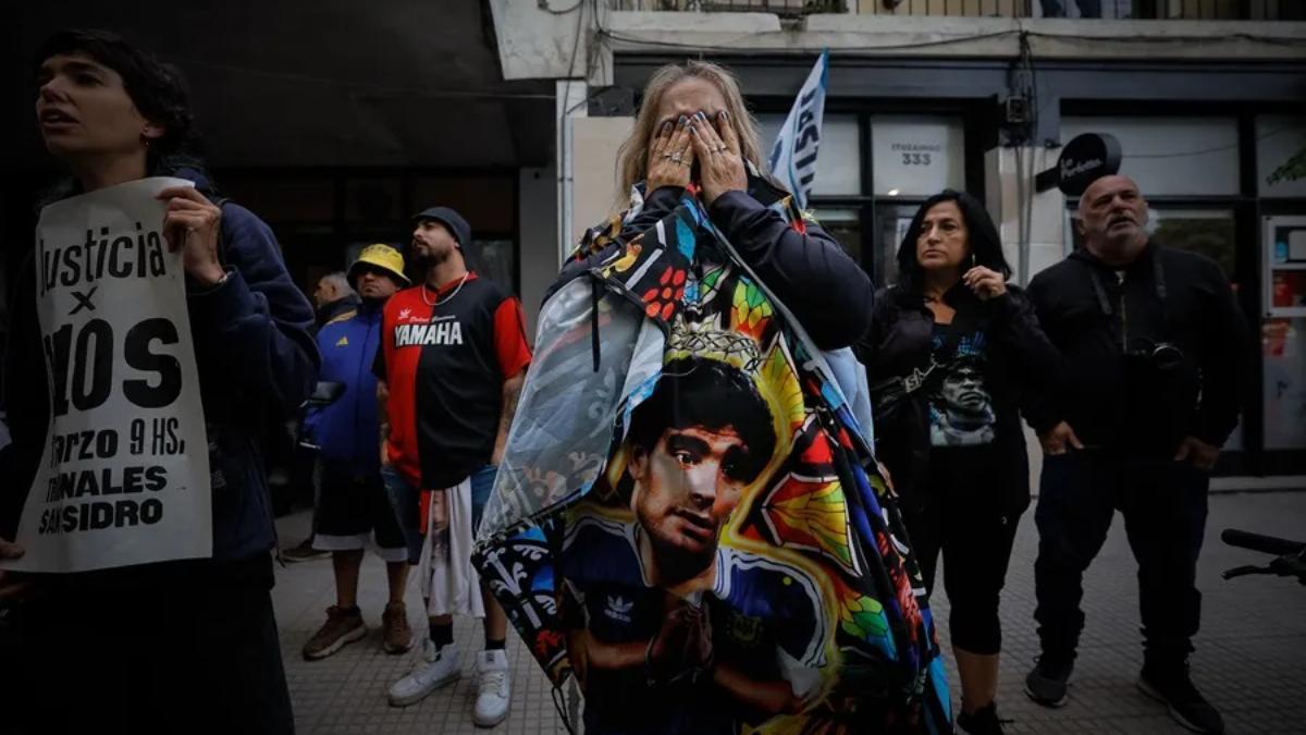 Simpatizantes de Diego Armando Maradona esperan frente a los tribunales de San Isidro
