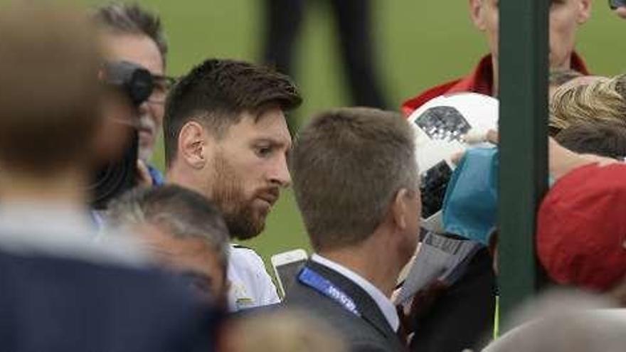 Messi, junto a las gradas atendiendo a los aficionados.