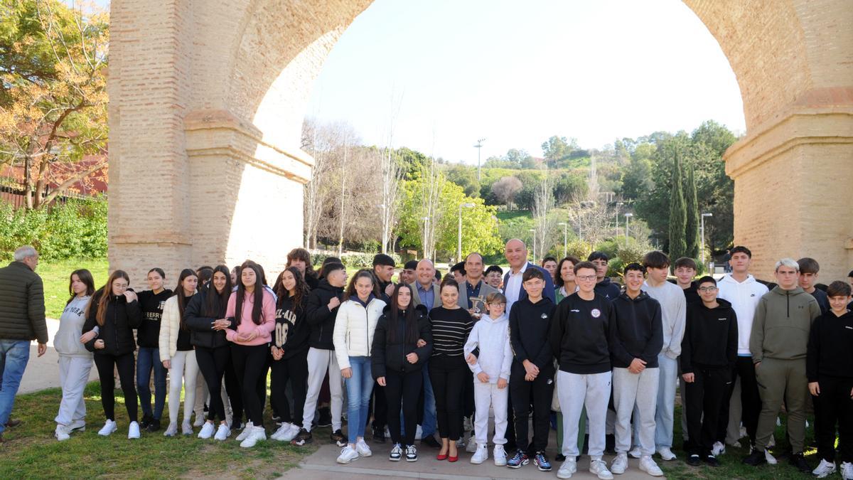 El cirujano César Ramírez con alumnos del IES Martín de Aldehuela.