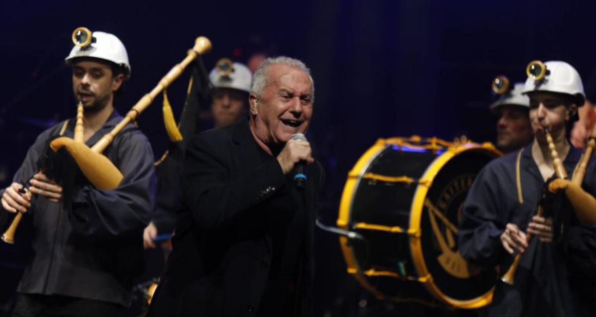 La banda, durante la actuación de Víctor Manuel. | FERNANDO RODRÍGUEZ