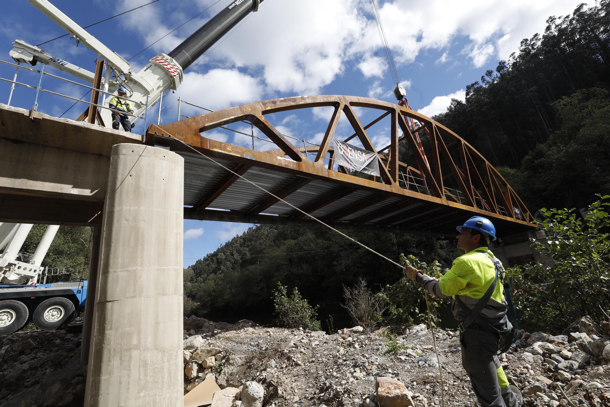 Así fue la instalación del nuevo puente de Quinzanas (Pravia)